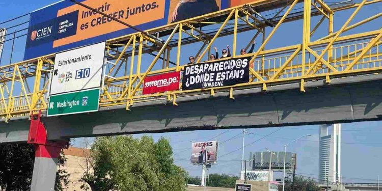 En Cambio Diario documentó el hecho ocurrido en Monterrey el pasado 30 de agosto. Policías de Monterrey intentan esposar a madre buscadora durante una protesta pacífica en el Puente del Papa, sobre la avenida Constitución. La mujer participaba en una actividad organizada por el colectivo Fuerzas Unidas por Nuestros Desaparecidos en Nuevo León, en memoria del Día Internacional de las Víctimas de Desaparición Forzada.