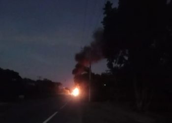 Incendio de pipa en la vía Villahermosa-Frontera moviliza a cuerpos de emergencia