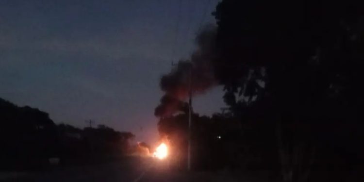 Incendio de pipa en la vía Villahermosa-Frontera moviliza a cuerpos de emergencia