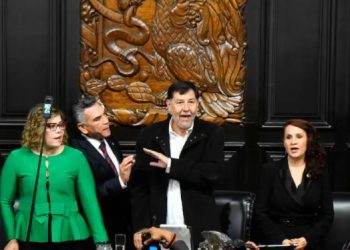 Fernández Noroña declara ante la FGR tras trifulca en el Congreso; acusa a “Alito” Moreno de agresión