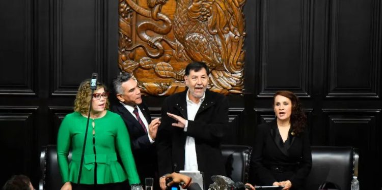 Fernández Noroña declara ante la FGR tras trifulca en el Congreso; acusa a “Alito” Moreno de agresión