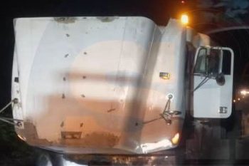 Tráiler casi se incendia por falla mecánica en entrada de José María Morelos