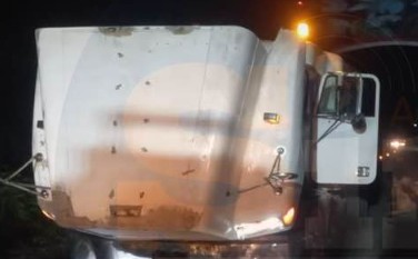 Tráiler casi se incendia por falla mecánica en entrada de José María Morelos
