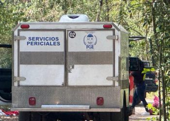 Hallan dos cuerpos en descomposición dentro de camioneta abandonada cerca de Chumpón