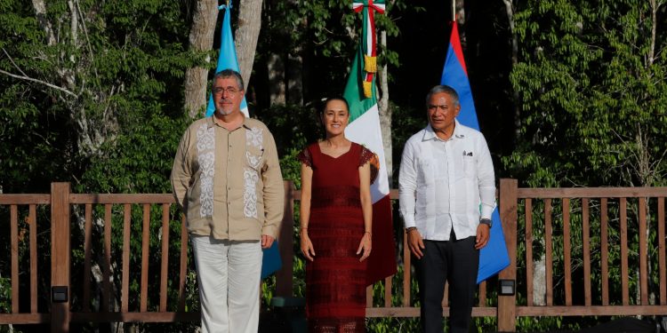 Sheinbaum Pardo anunció el Corredor Biocultural Gran Selva Maya; la acompañaron sus homólogos  Bernardo Arévalo y John Briceño.