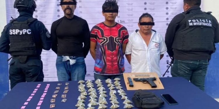 Tres hombres detenidos en operativo en Tulum; aseguraron armas, drogas y un taxi