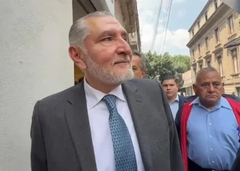 Gritan a Adán Augusto “Saludos a la barredora” durante caminata por el Centro Histórico