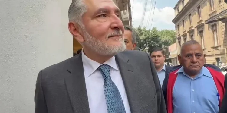 Gritan a Adán Augusto “Saludos a la barredora” durante caminata por el Centro Histórico
