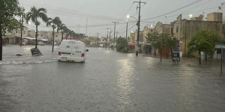 Advierten por lluvias en Quintana Roo ante onda tropical y sistemas meteorológicos