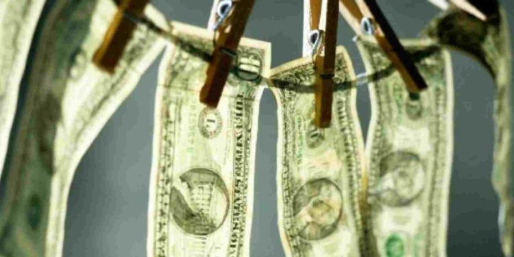 En Cambio Diario informa que Estados Unidos detecta lavado de 44 mil mdd por cárteles mexicanos, una cifra que revela la magnitud del crimen organizado en México y su impacto internacional. La directora de la Oficina de Asuntos Internacionales para Estupefacientes y Aplicación de la Ley (INL), Katie Stana, señaló que estas organizaciones operan con sofisticación financiera, utilizando múltiples métodos para mover dinero de manera ilícita hacia el extranjero.