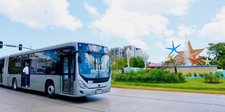 Llegan autobuses articulados a Cancún