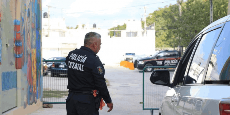 enuncian a elementos policiacos de Cancún; turistas y locales se quejan de abusos