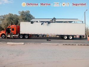 El tractocamión llamó la atención debido a modificaciones estructurales.