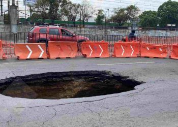 Adulta mayor rescatada tras caer en socavón de un camellón en la GAM