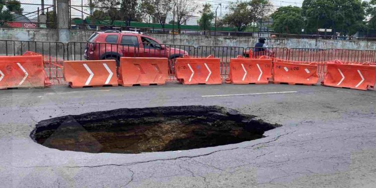 Adulta mayor rescatada tras caer en socavón de un camellón en la GAM