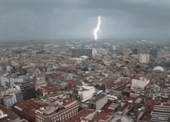 Desalojan a pasajeros del Cablebús por tormenta eléctrica en CDMX