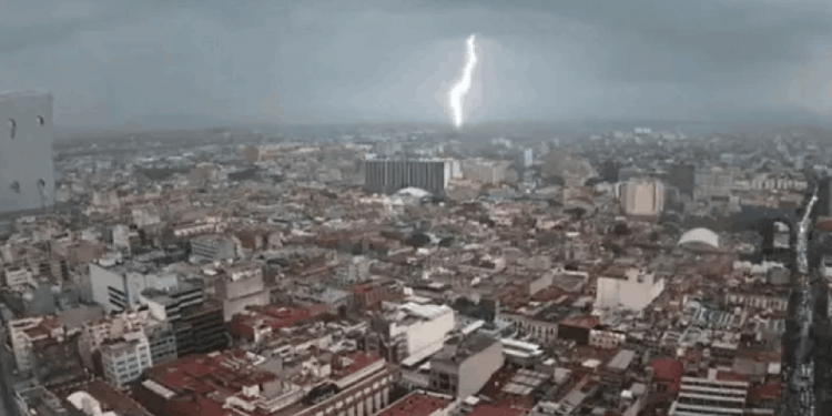 Desalojan a pasajeros del Cablebús por tormenta eléctrica en CDMX