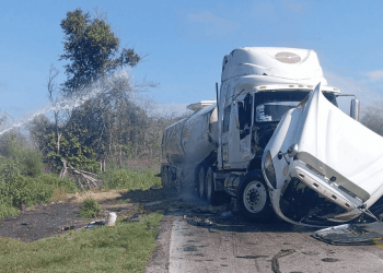 Pipa volcada fue retirada tras más de 12 horas de intenso operativo