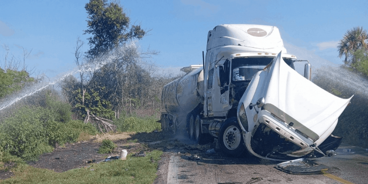 Pipa volcada fue retirada tras más de 12 horas de intenso operativo