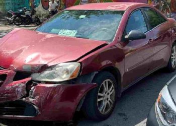 Transeúnte atropellada en la banqueta tras accidente de taxi en Gonzalo Guerrero