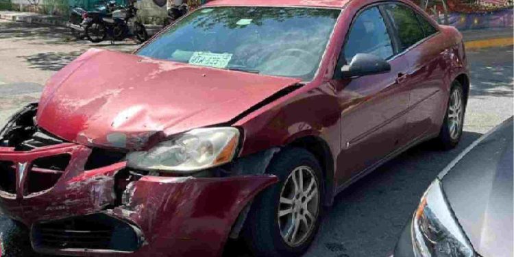 Transeúnte atropellada en la banqueta tras accidente de taxi en Gonzalo Guerrero