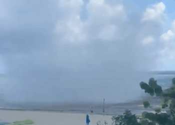 Captan turbonada en Playa del Carmen; similar a un tornado dentro del mar