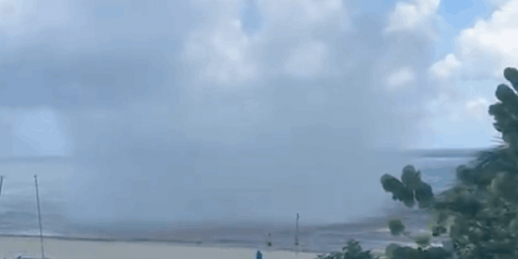 Captan turbonada en Playa del Carmen; similar a un tornado dentro del mar