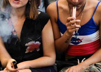 Singapur castigará a proveedores de vapeadores con 15 latigazos y hasta 20 años de cárcel en Bangkok