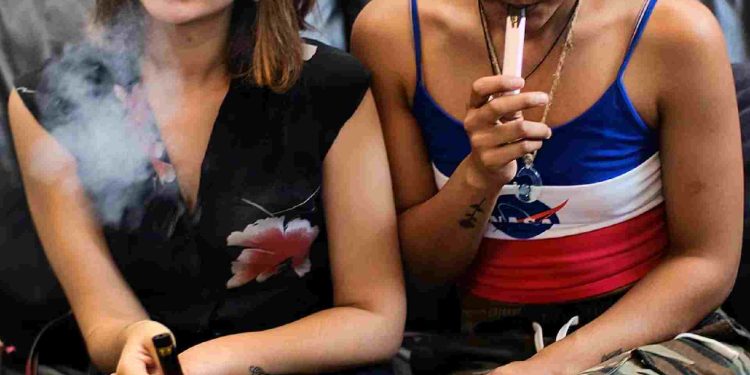 Singapur castigará a proveedores de vapeadores con 15 latigazos y hasta 20 años de cárcel en Bangkok