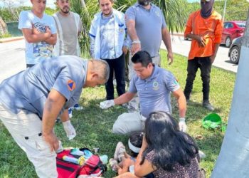 Mujer en estado de ebriedad provoca accidente en motocicleta; su hija menor resultó lesionada en Tulum