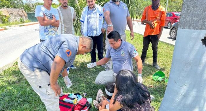 Mujer en estado de ebriedad provoca accidente en motocicleta; su hija menor resultó lesionada en Tulum
