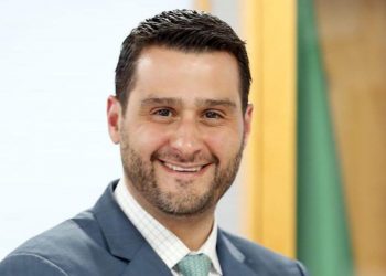 Remueve FGR a Arturo Serrano como contralor; señalado de delitos administrativos