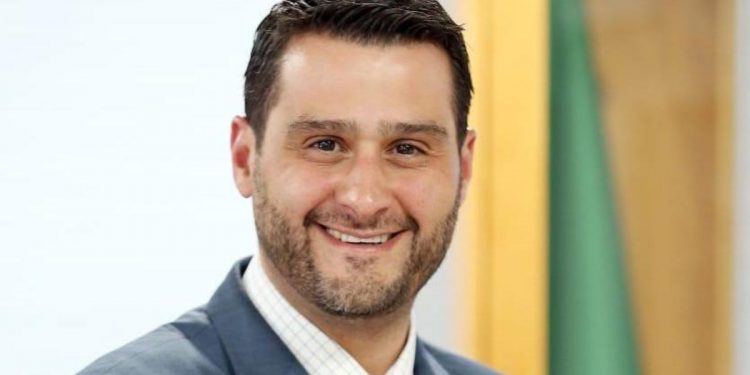 Remueve FGR a Arturo Serrano como contralor; señalado de delitos administrativos