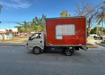 Accidente en la colonia Gonzalo Guerrero deja un taxista lesionado y vehículos dañados