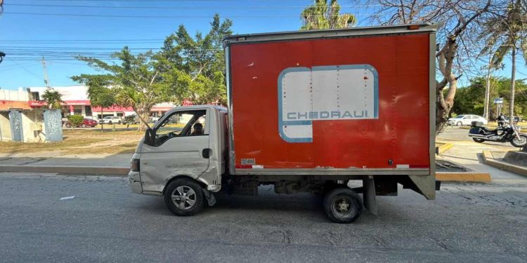 Accidente en la colonia Gonzalo Guerrero deja un taxista lesionado y vehículos dañados