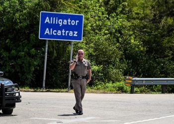 Jueza ordena el desmantelamiento de Alligator Alcatraz y prohíbe ingreso de nuevos migrantes durante 60 días