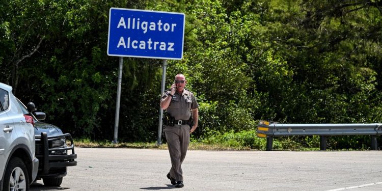 Jueza ordena el desmantelamiento de Alligator Alcatraz y prohíbe ingreso de nuevos migrantes durante 60 días