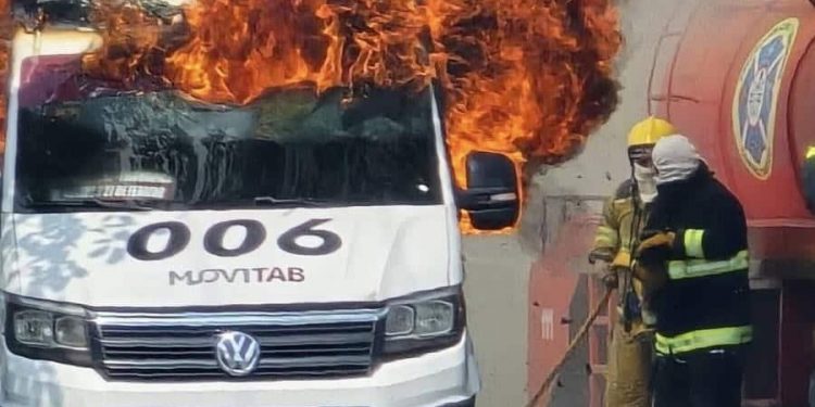 Incendio de unidad de Movitab es sofocado por Bomberos de Protección Civil en Villahermosa