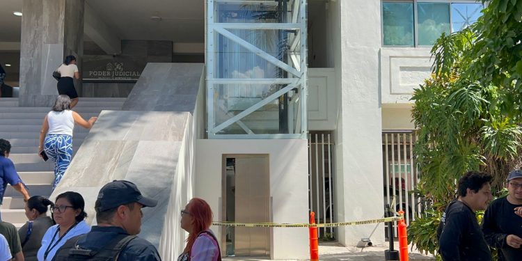 Se desploma elevador en el Poder Judicial de Playa del Carmen