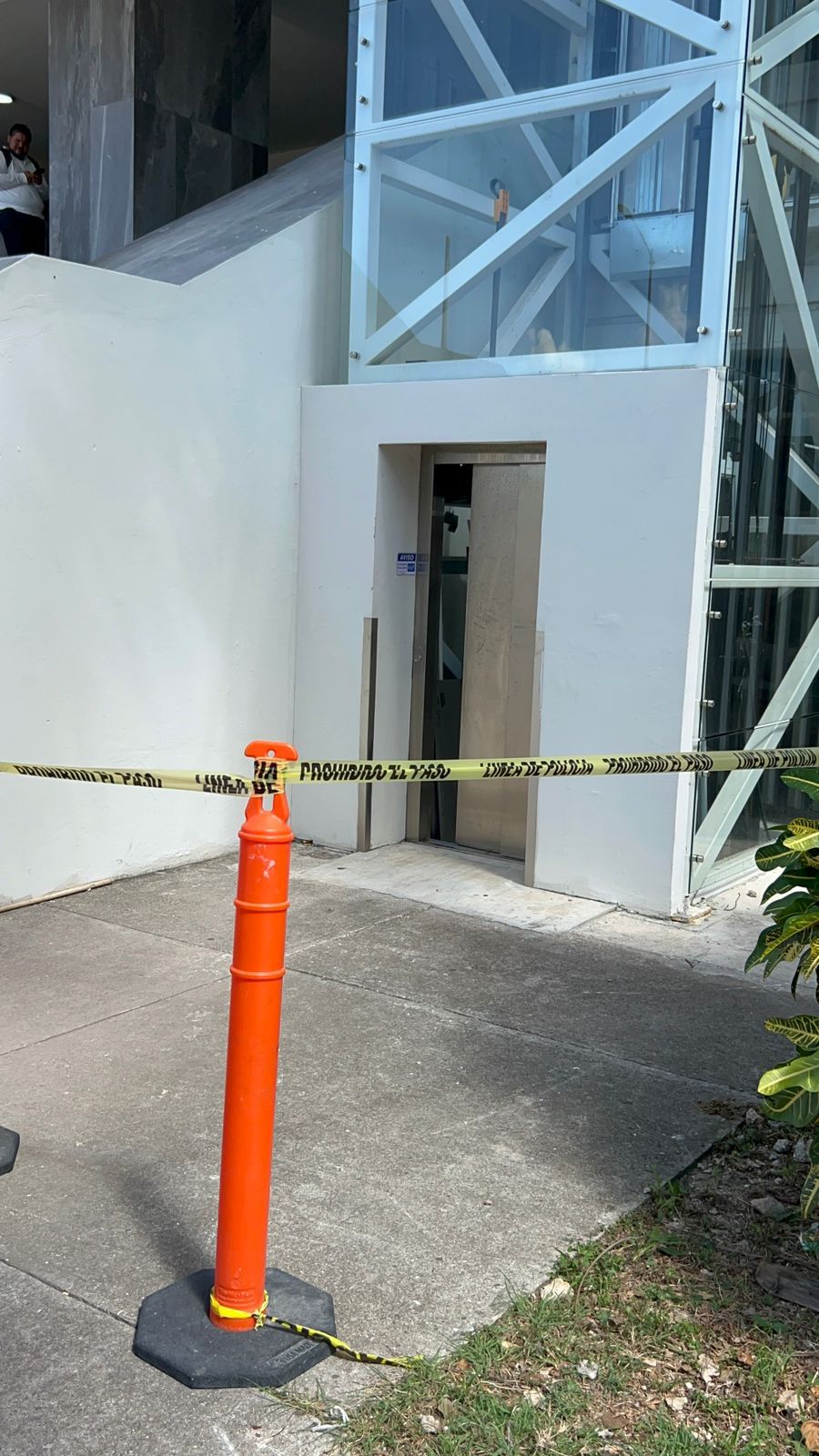 Tras el incidente, el área del elevador fue acordonada por la Policía Municipal y Protección Civil para llevar a cabo inspecciones y definir protocolos de seguridad adicionales.