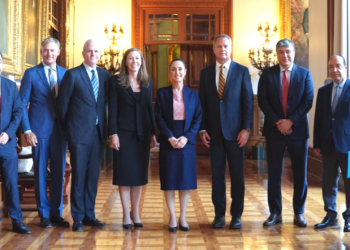 Walmart acuerda con Sheinbaum mayores inversiones