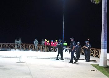 Movilización de emergencia en Boulevard Bahía por presunto cadáver flotante que resultó ser una lona