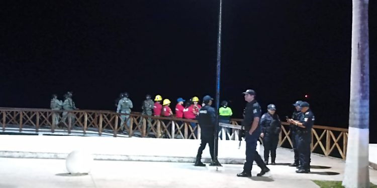 Movilización de emergencia en Boulevard Bahía por presunto cadáver flotante que resultó ser una lona