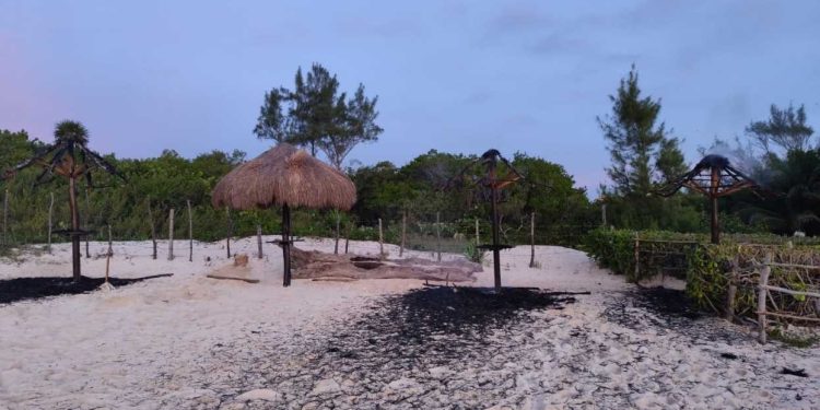 Incendio destruye tres palapas en Playa 72 de Playa del Carmen; autoridades no descartan que haya sido provocado