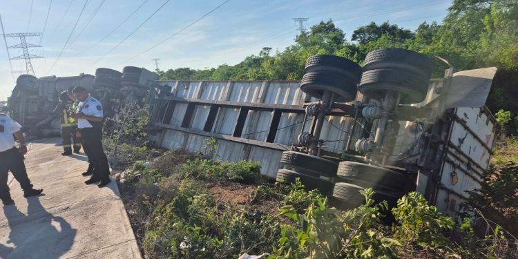 Vuelca tráiler en avenida Chac Mool; conductor resulta lesionado