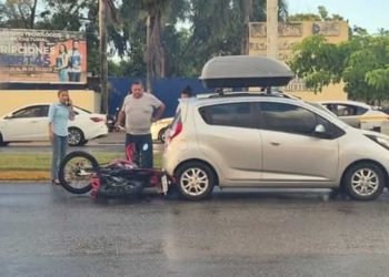 Mujer resulta lesionada tras chocar su motocicleta contra un auto en avenida Insurgentes, Chetumal