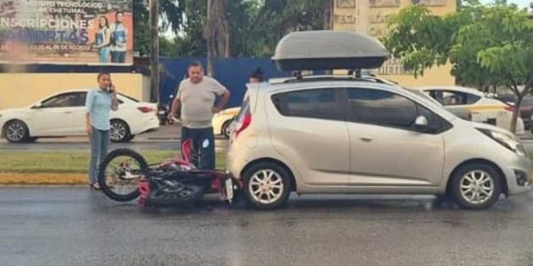 Mujer resulta lesionada tras chocar su motocicleta contra un auto en avenida Insurgentes, Chetumal