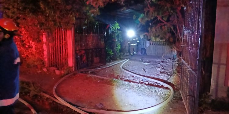 Incendio en vivienda de la avenida 3 Garantías moviliza a cuerpos de emergencia en Chetumal