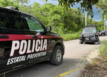 Patrulla de la Policía Estatal choca contra poste en la carretera Ramal Norte