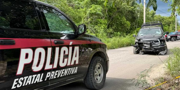 Patrulla de la Policía Estatal choca contra poste en la carretera Ramal Norte